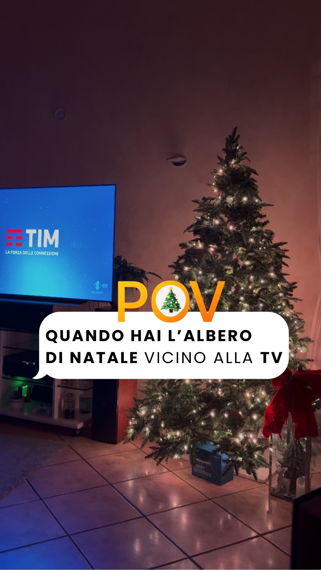 Quando l’albero di Natale è troppo vicino alla TV e servono gli occhiali da sole… 🕶️ ☀️