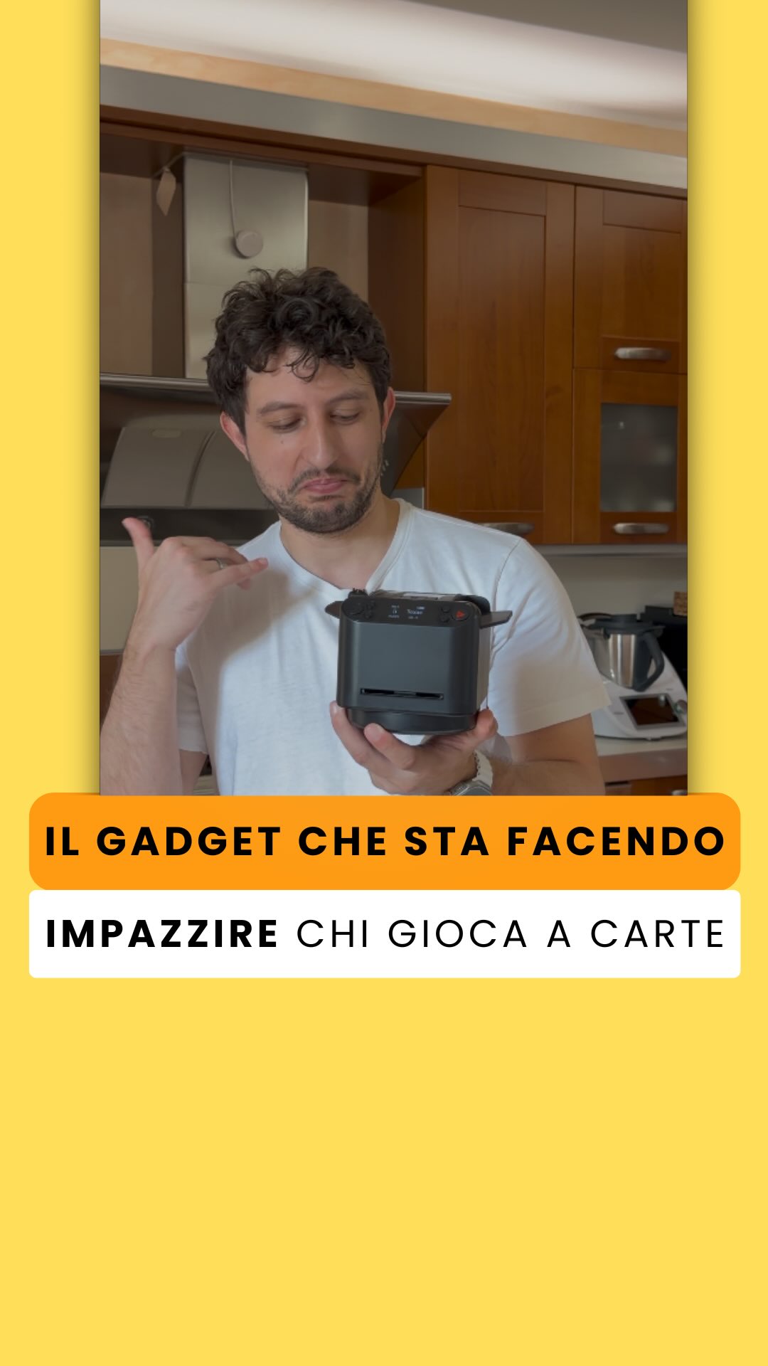 Mescola un mazzo intero e lo distribuisce da solo, carta dopo carta. Premi il pulsante, scegli a chi…